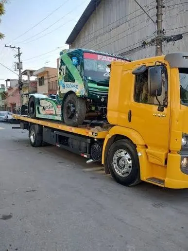 Guincho plataforma pesado transportando caminhão