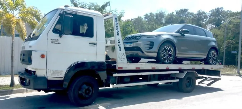 Guincho plataforma transportando SUV com segurança